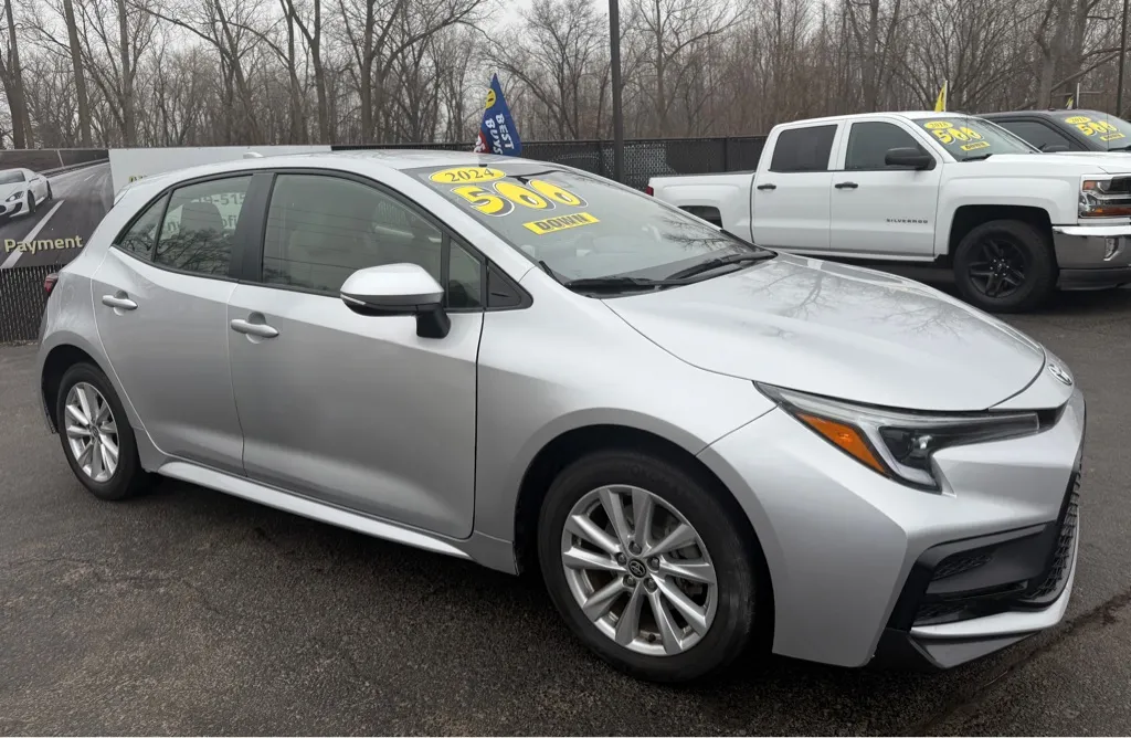 Silver 2024 TOYOTA COROLLA HATCHBA SE for sale in Schererville, IN