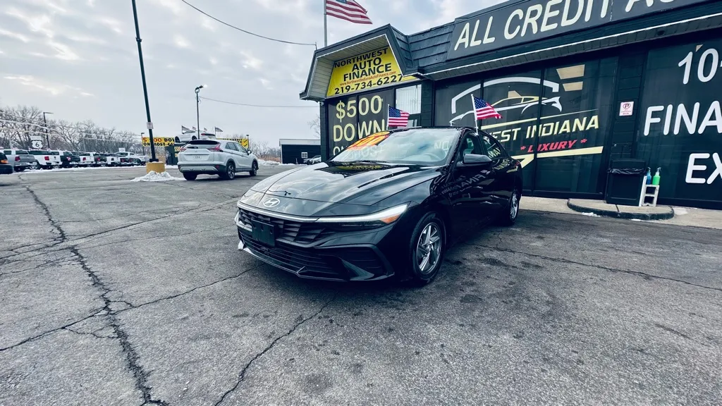 Black 2024 HYUNDAI ELANTRA SE for sale in Valparaiso, IN