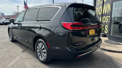 More photos of 2022 CHRYSLER PACIFICA HYBRID TOURING L at NWI AUTO FINANCE Valparaiso, IN