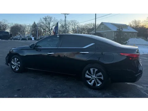More photos of 2022 NISSAN ALTIMA 2.5 S at NWI Auto Finance Schererville, IN