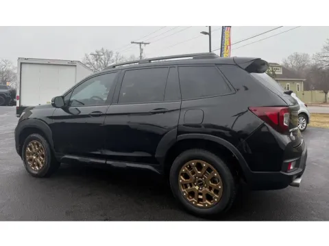 More photos of 2022 HONDA PASSPORT TRAILSPORT at NWI Auto Finance Schererville, IN