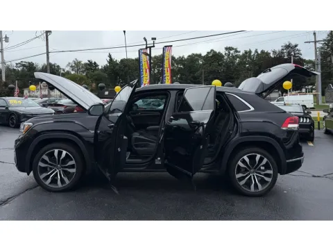 Another view of 2021 VOLKSWAGEN ATLAS CROSS SPO V6 SEL PREMIUM R-LINE 4MOTION for sale in Schererville, IN at NWI Auto Finance Schererville