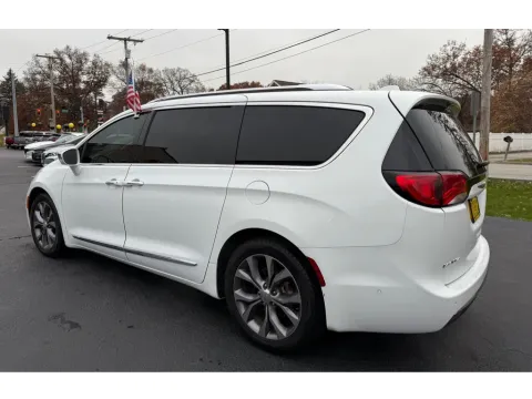 More photos of 2020 CHRYSLER PACIFICA LIMITED at NWI Auto Finance Schererville, IN