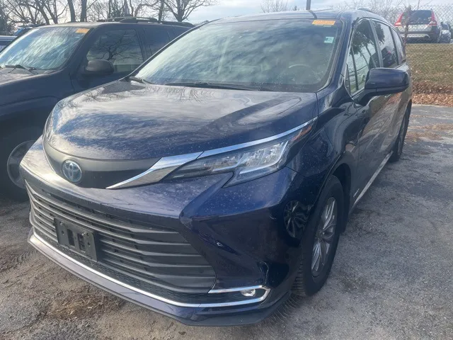 2021 Toyota Sienna XLE's photo