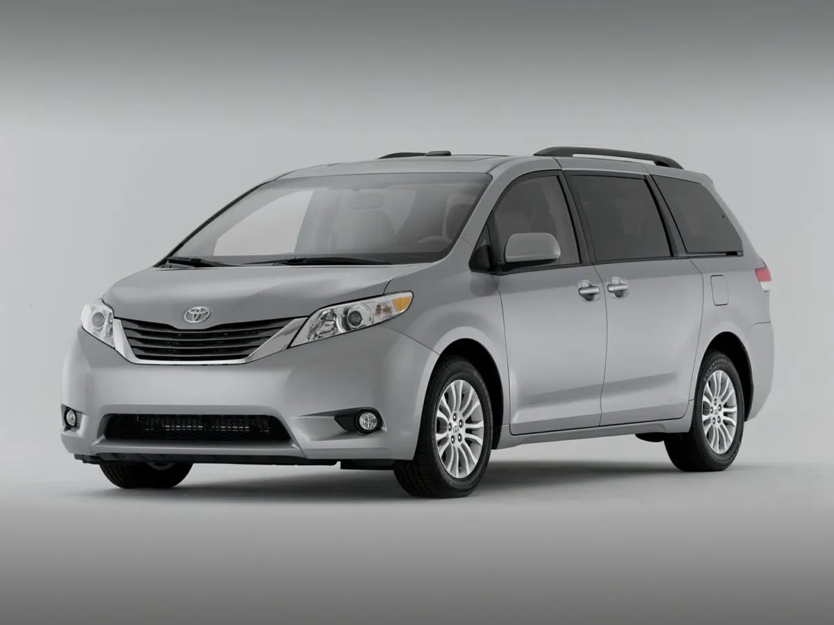 2014 Toyota Sienna XLE's photo