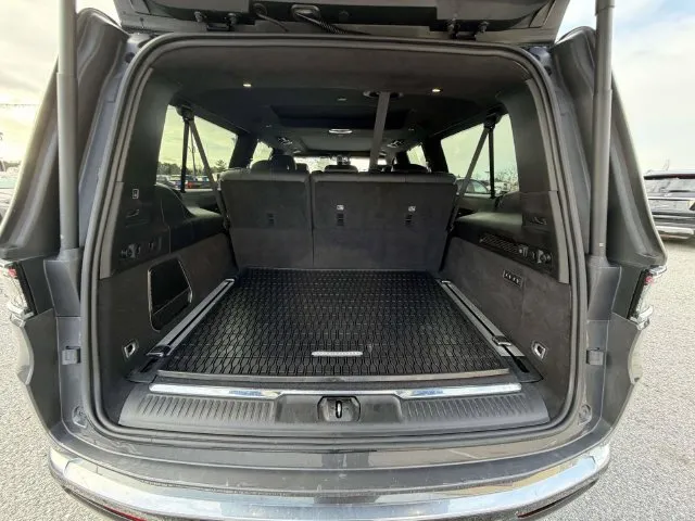 Jeep Grand Wagoneer L photo 11