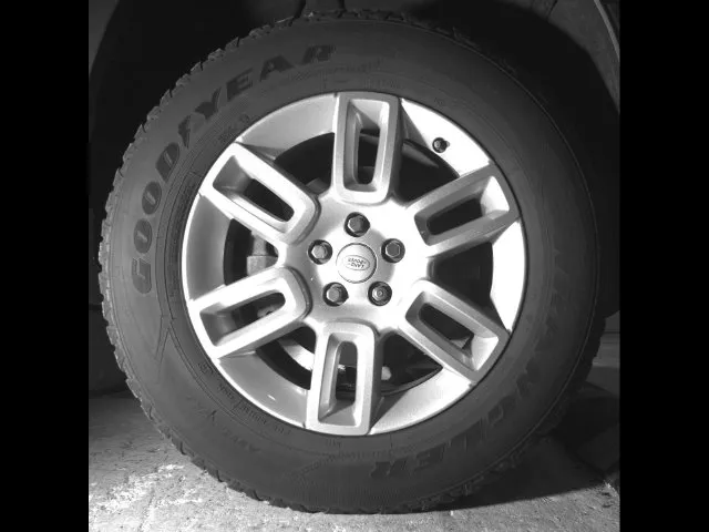 Land Rover Defender photo 9