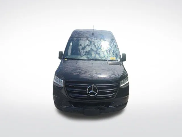 Mercedes-Benz Sprinter photo 2