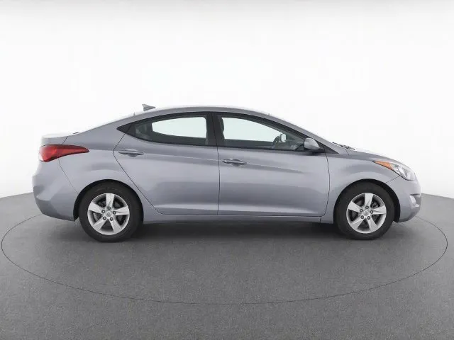 Hyundai Elantra photo 8