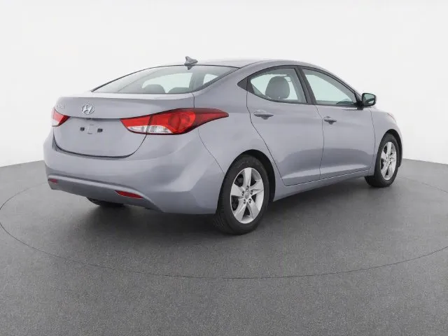 Hyundai Elantra photo 3