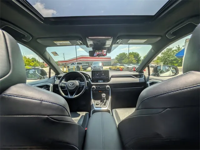 2019 Toyota RAV4 Hybrid XSE photo 4