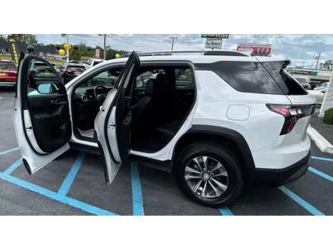 More photos of 2025 CHEVROLET EQUINOX LT at NWI Auto Luxury Merrillville, IN