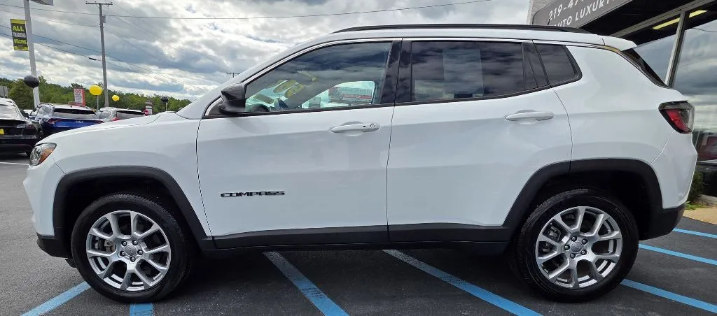White 2022 JEEP COMPASS LATITUDE LUX for sale in Merrillville, IN