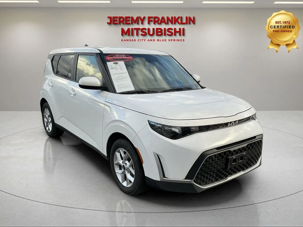 White 2025 Kia Soul LX for sale in Kansas City, MO