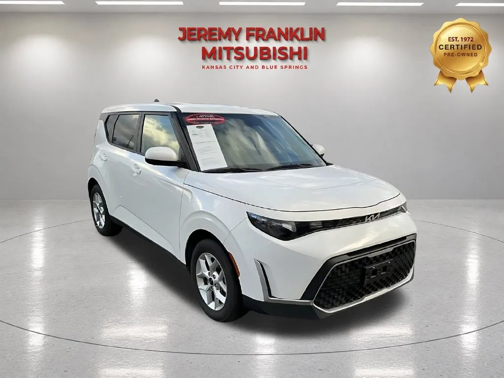White 2025 Kia Soul LX for sale in Kansas City, MO