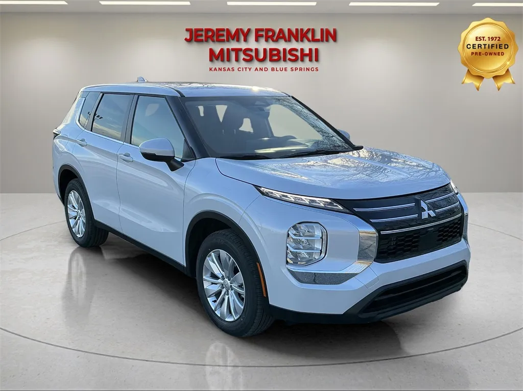2026 Mitsubishi Outlander ES's photo