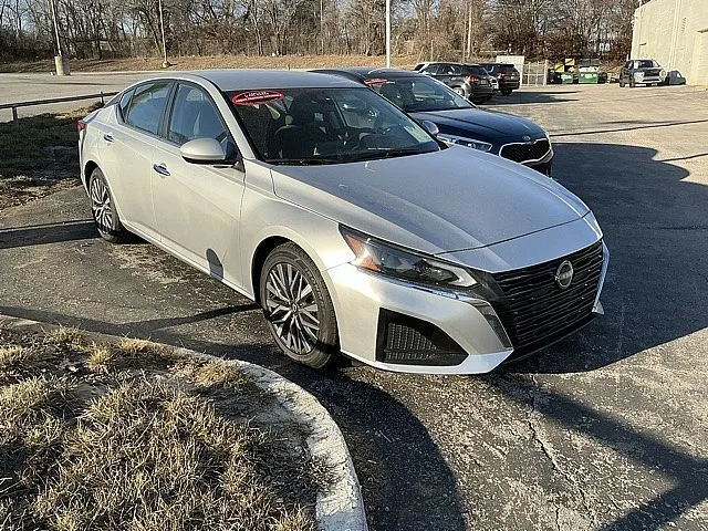Used 2023 Nissan Altima SV with VIN 1N4BL4DV1PN386637 for sale in Kansas City