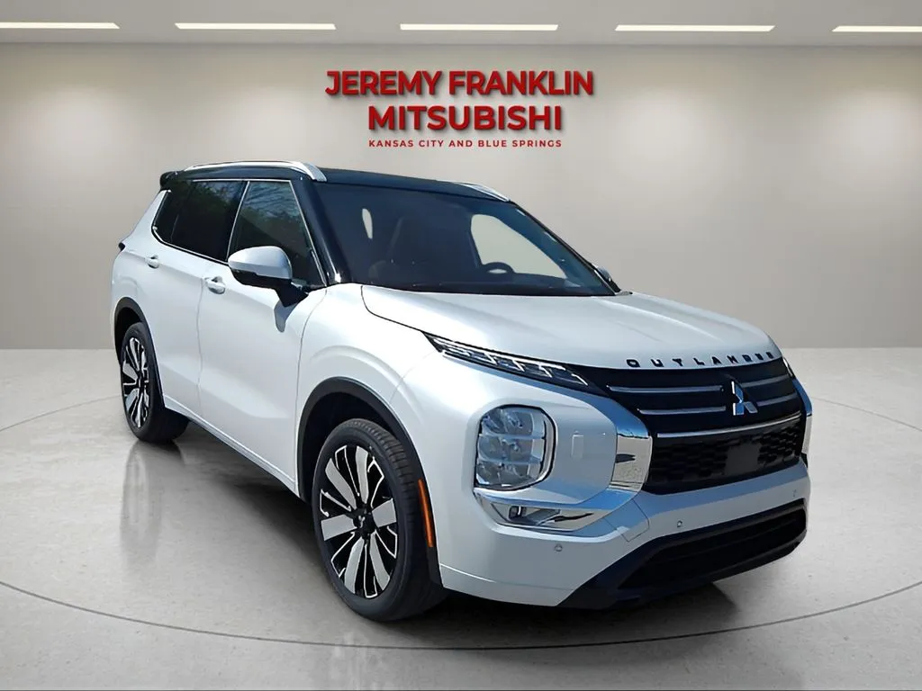 White 2025 Mitsubishi Outlander SEL for sale in Kansas City, MO
