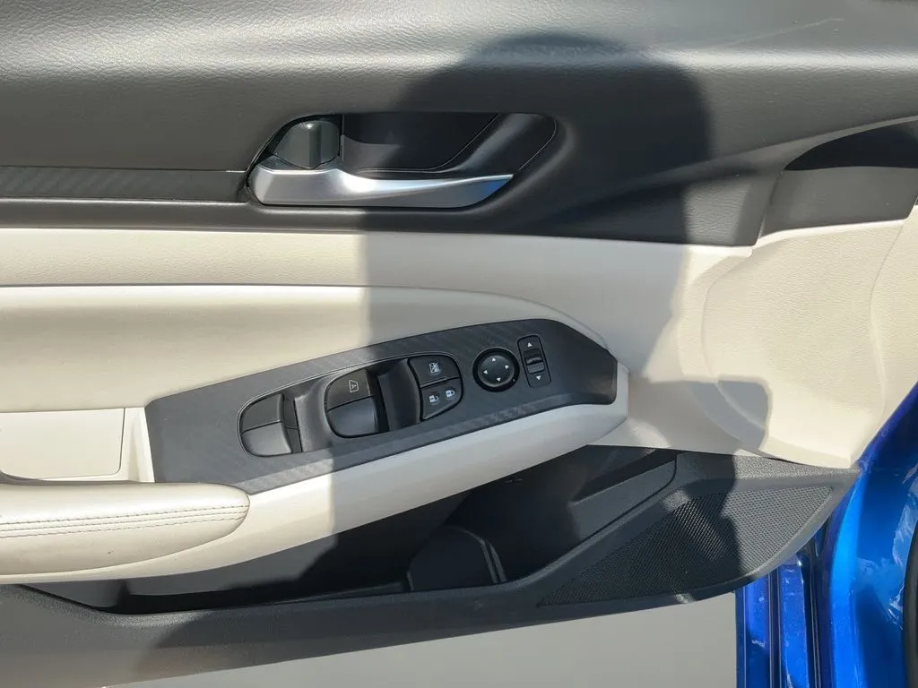 2025 Nissan Altima SV - Photo 15