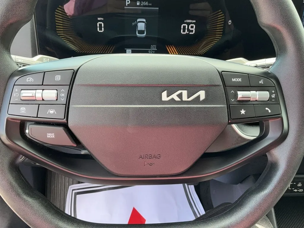 2025 Kia K4 LXS - Photo 29