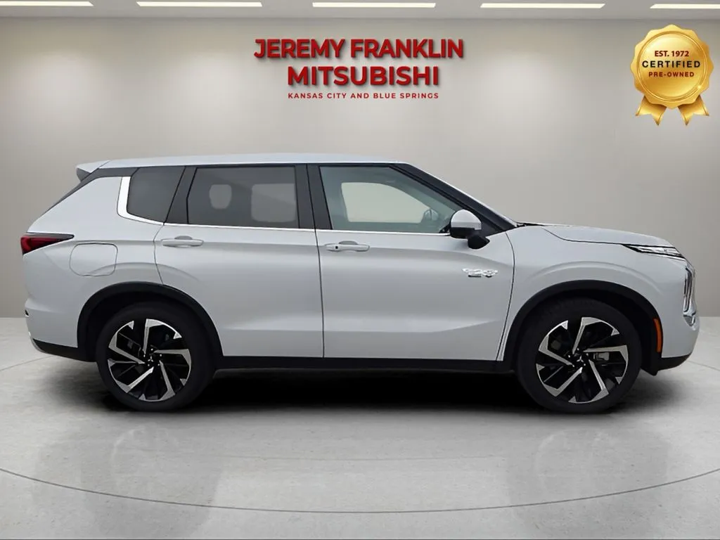 Used 2025 Mitsubishi Outlander Plug-in Hybrid SE with VIN JA4T5VA92SZ002849 for sale in Kansas City