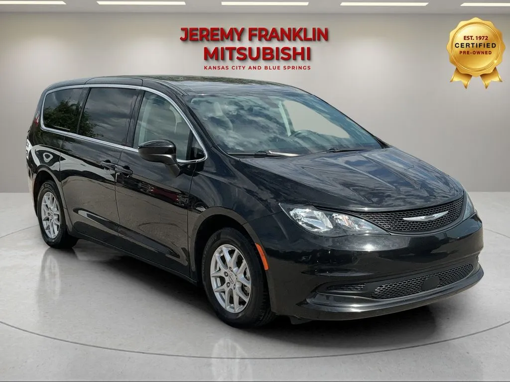 Black 2022 Chrysler Voyager LX for sale in Kansas City, MO