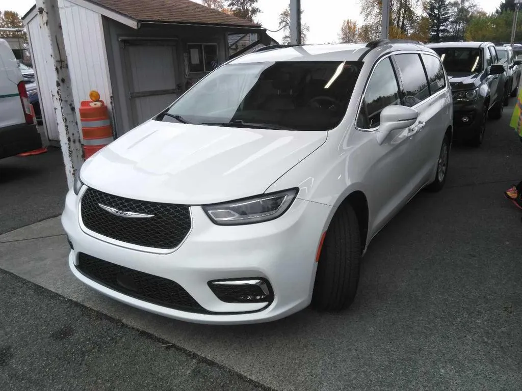 Used 2022 Chrysler Pacifica Touring L with VIN 2C4RC1BG0NR233730 for sale in Kansas City