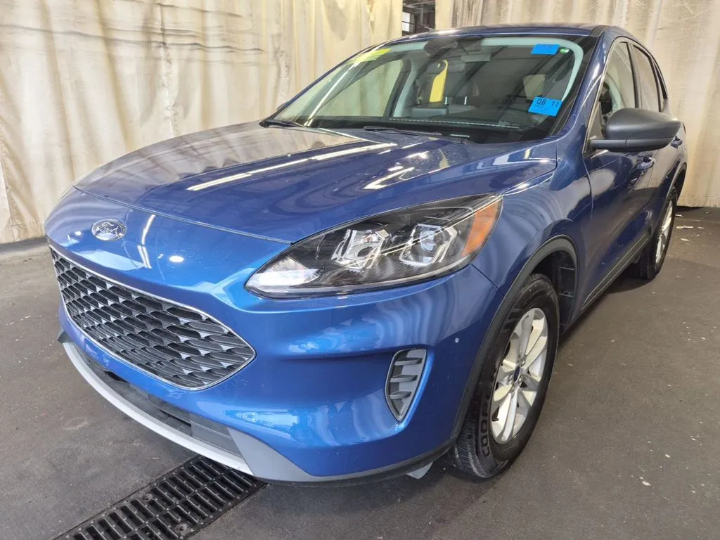 Used 2022 Ford Escape SE with VIN 1FMCU9BZ4NUA64572 for sale in Kansas City