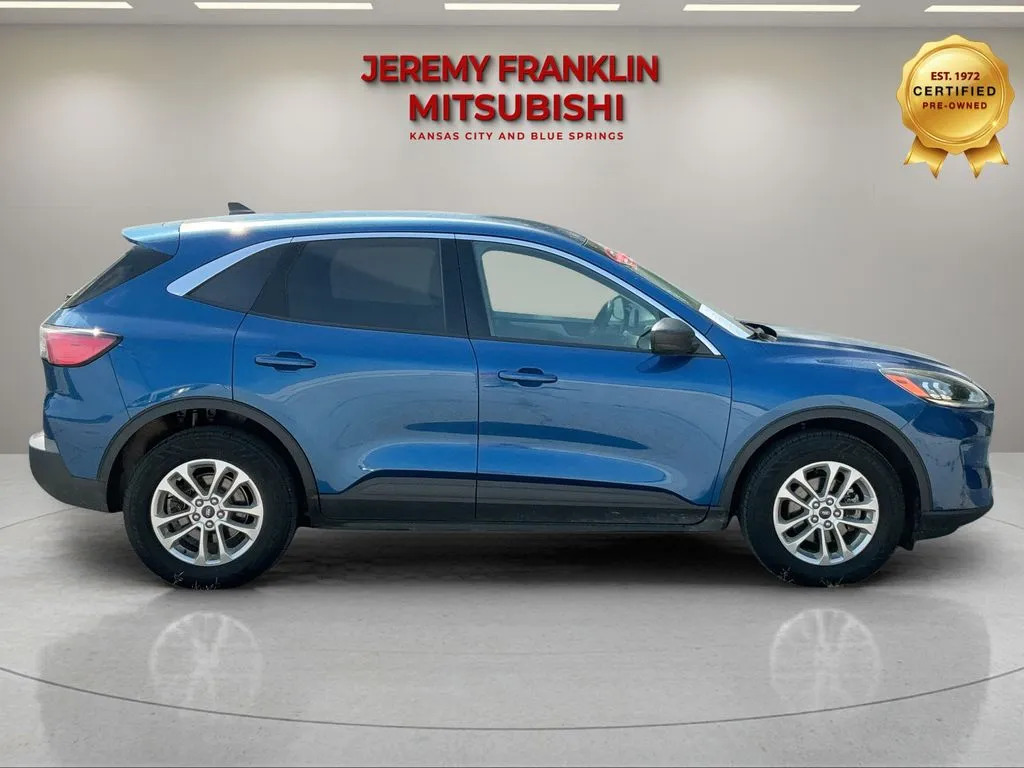 Used 2022 Ford Escape SE with VIN 1FMCU9BZ4NUA64572 for sale in Kansas City
