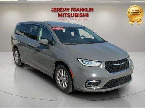 Gray 2023 Chrysler Pacifica Touring L for sale in Kansas City, MO
