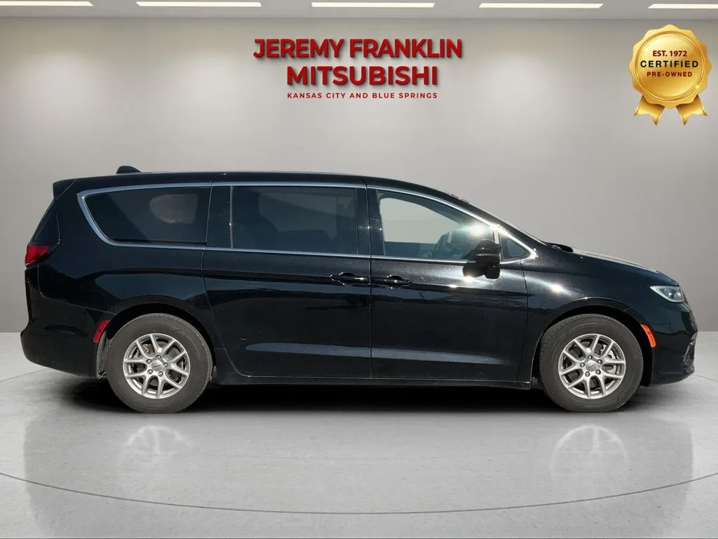 Used 2025 Chrysler Pacifica Select with VIN 2C4RC1BG2SR548542 for sale in Kansas City