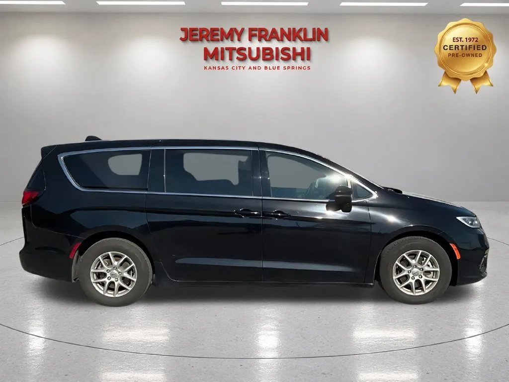 Used 2025 Chrysler Pacifica Select with VIN 2C4RC1BG2SR548542 for sale in Kansas City