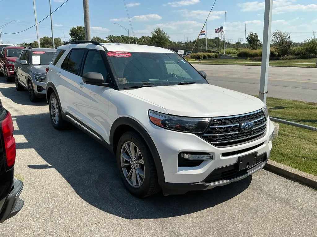 White 2020 Ford Explorer XLT for sale in Kansas City, MO