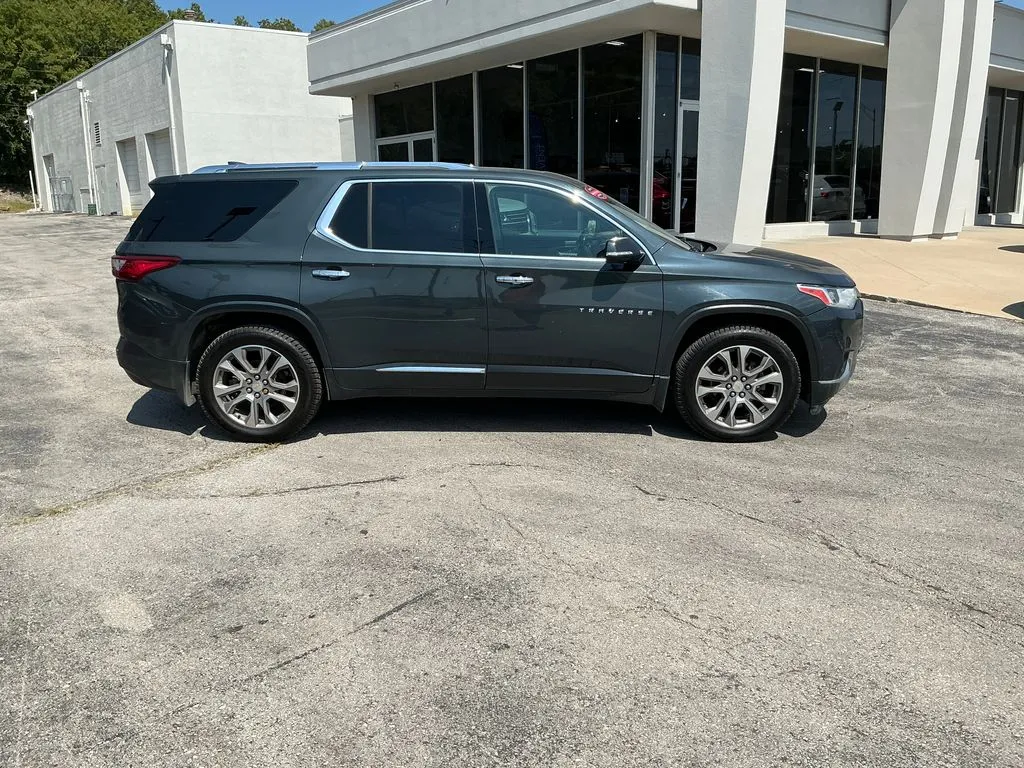 Used 2019 Chevrolet Traverse High Country with VIN 1GNEVKKW2KJ305296 for sale in Kansas City