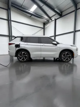 More photos of 2025 Mitsubishi Outlander PHEV SEL at Jeremy Franklin Mitsubishi, MO