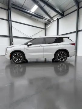 More photos of 2025 Mitsubishi Outlander PHEV SEL at Jeremy Franklin Mitsubishi, MO