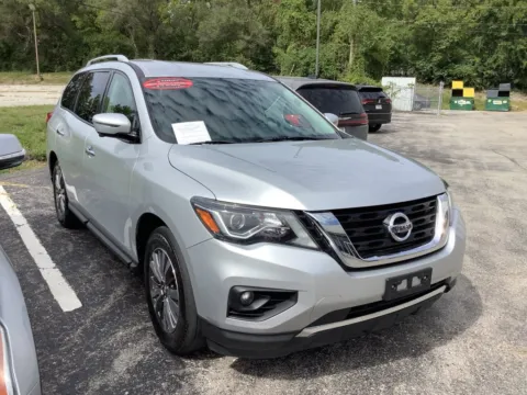 Silver 2019 Nissan Pathfinder SL for sale in Kansas City, MO