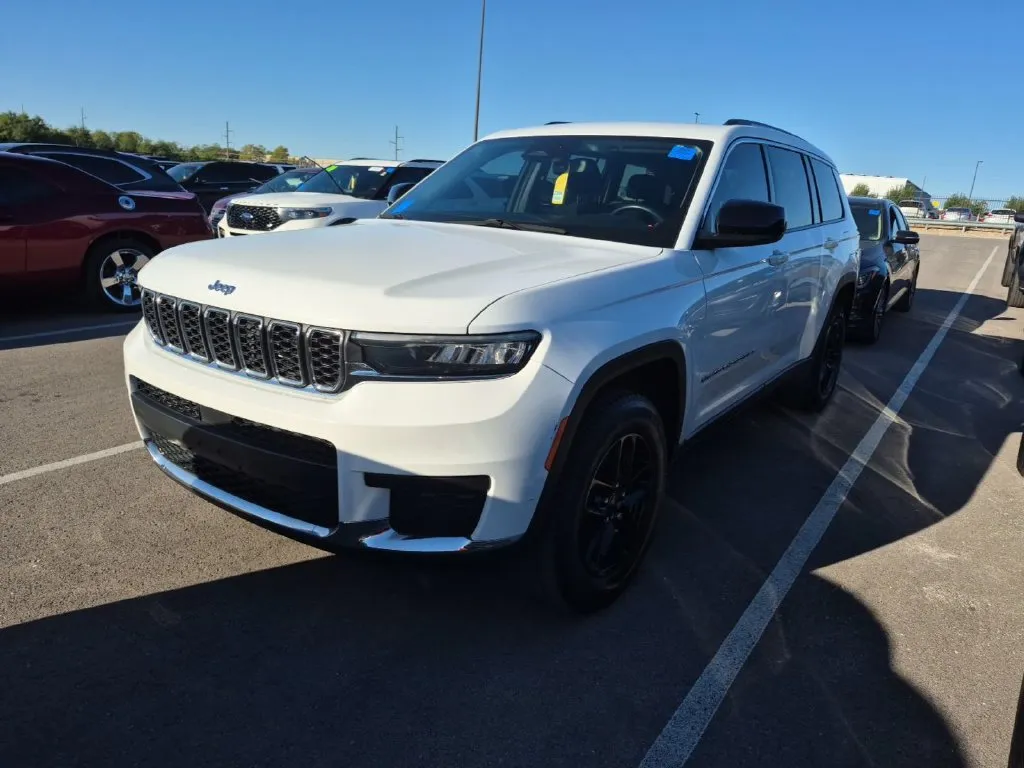 White 2022 Jeep Grand Cherokee L Laredo for sale in Kansas City, MO