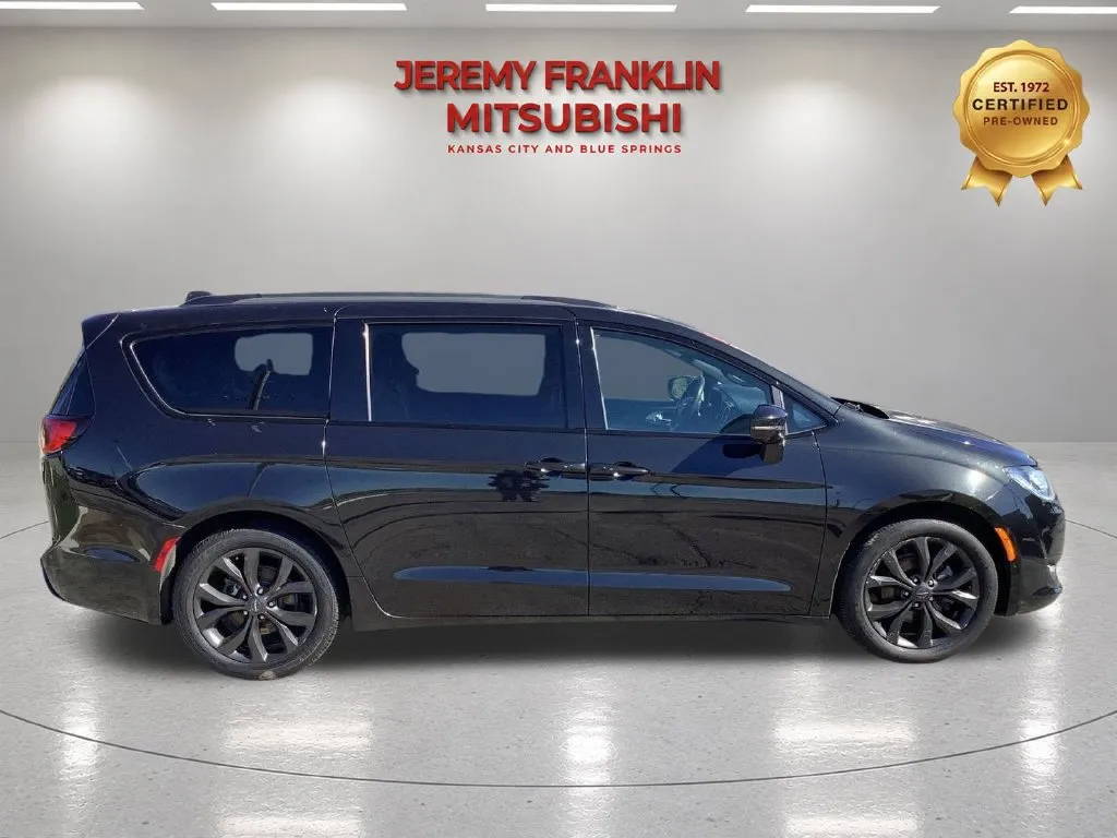 Used 2020 Chrysler Pacifica Limited with VIN 2C4RC1GG2LR116723 for sale in Kansas City
