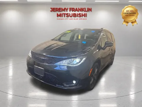 Black 2020 Chrysler Pacifica Limited for sale in Kansas City, MO