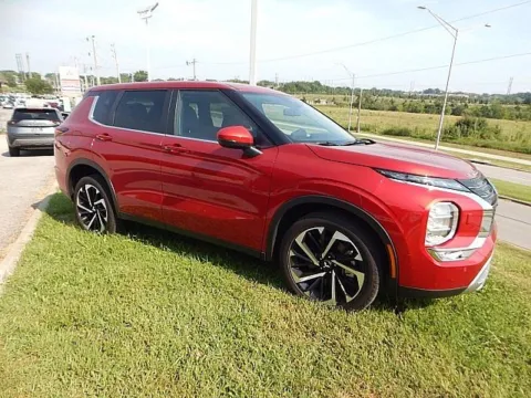 Photos of 2024 Mitsubishi Outlander SE for sale in Kansas City, MO at Jeremy Franklin Mitsubishi