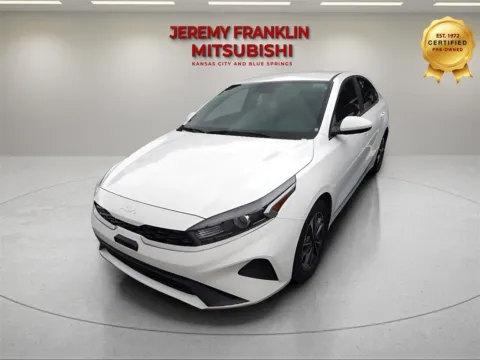 White 2024 Kia Forte LXS for sale in Kansas City, MO