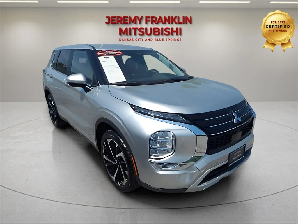 Silver 2024 Mitsubishi Outlander SE for sale in Kansas City, MO