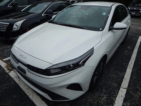 White 2024 Kia Forte LXS for sale in Kansas City, MO