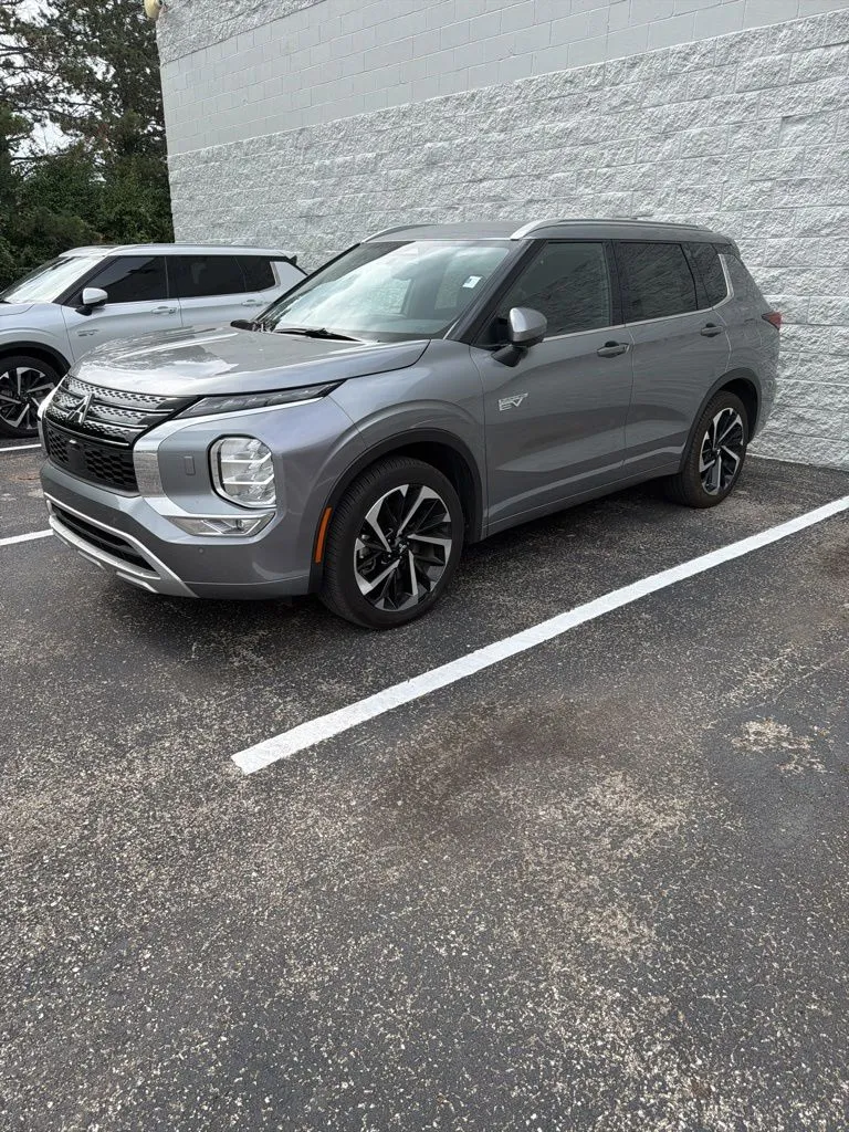 2023 Mitsubishi Outlander Plug-in Hybrid SEL S-AWC's photo