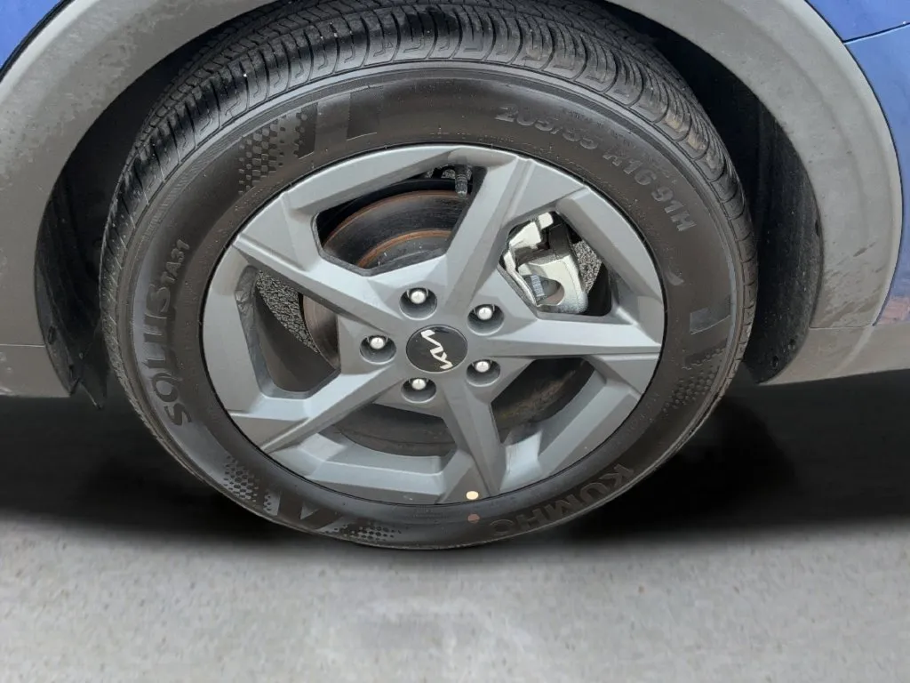 2025 Kia K4 LXS - Photo 10