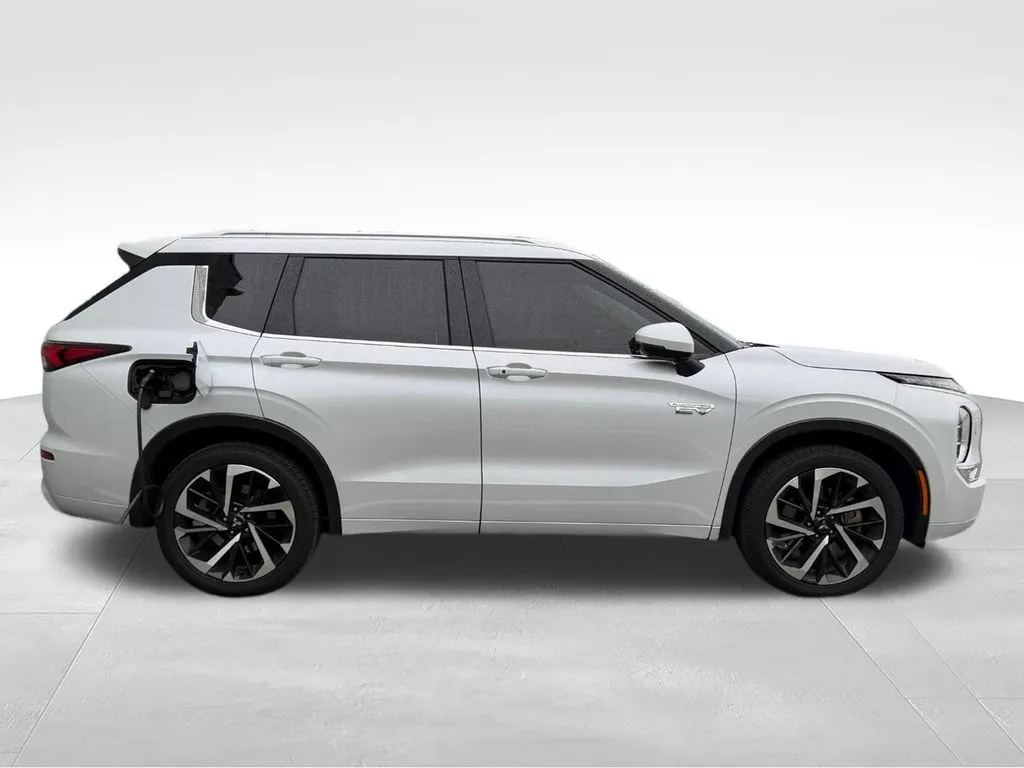 2025 Mitsubishi Outlander Plug-in Hybrid SEL - Photo 6
