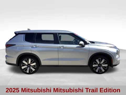 Photos of 2025 Mitsubishi Outlander SE for sale in Blue Springs, MO at Jeremy Franklin Automotive of Blue Springs