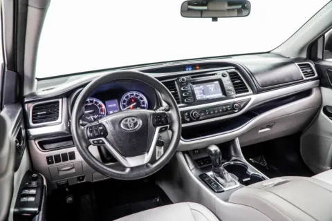 More photos of 2015 Toyota Highlander LE V6 at Grand Motorcars Marietta, GA