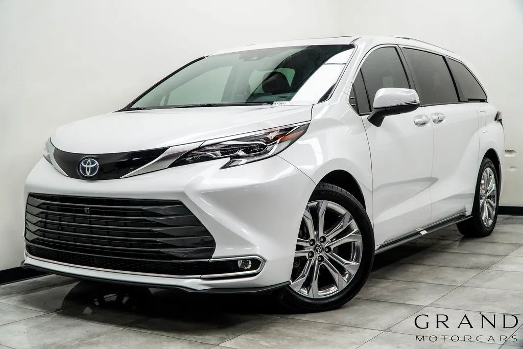 White 2023 Toyota Sienna Platinum for sale in Marietta, GA